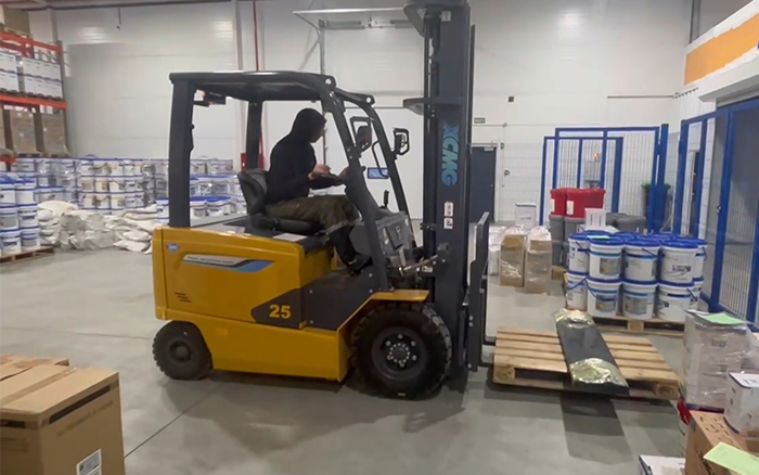 徐工新能源叉车赋能哈萨克斯坦阿拉木图仓库