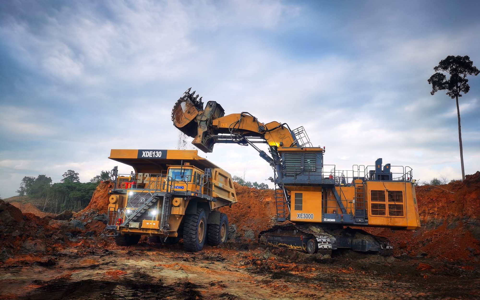 徐工大型成套露天矿山装备征战热带矿山