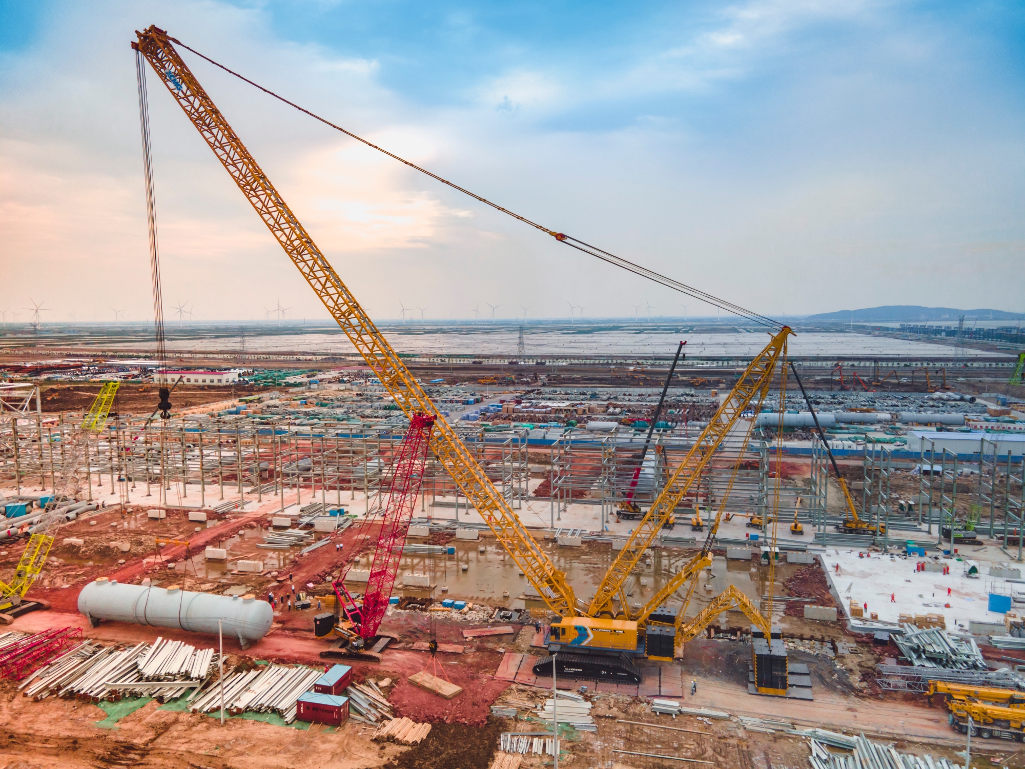 “巨舰”超新星！全球首台徐工XLC26000闪耀海滨！